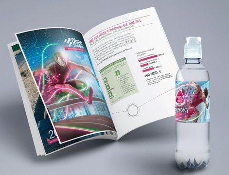 Aufgeschlagene Broschüre und eine Wasserflasche als GiveAway mit dem KeyVisual des Projekts DigiNetz