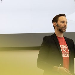 Zukunftsforscher Kai Gondlach spricht vor Publikum