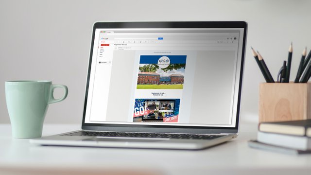 Der Newsletter der Musikschule Fürth wird auf einem Laptop gelesen
