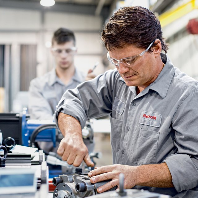 Bosch Mitarbeiter arbeitet in einer Halle an einer Maschine