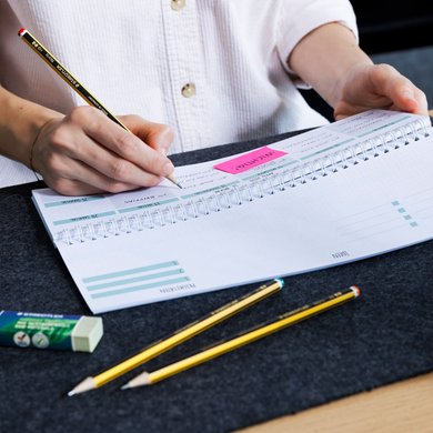 Notizen werden in einen Terminkalender geschrieben