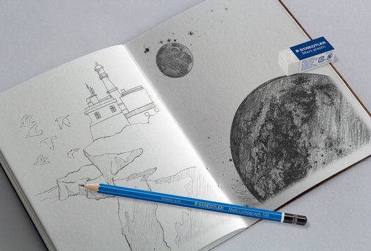 Bleistift liegt auf skizzierten Motiven für Blisterkarten von Staedtler