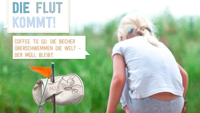 Ein Kind sitzt neben einem selbstgebasteltem Boot in der Hocke. Daneben steht: Die Flut kommt