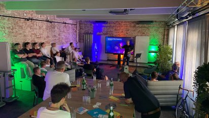 Mitarbeitende von nce während einer Präsentation auf dem Markenevent