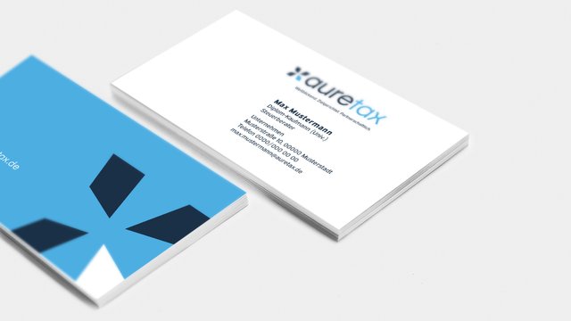 Die Vorder- und Rückseite einer auretax Visitenkarte. Die Vorderseite zeigt die reduzierte Gestaltung mit Logo und Kontaktdaten. Die Rückseite ist flächig blau mit dem auretax Bildzeichen.
