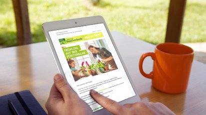 Newsletter der Gartenwelt Dauchenbeck wird an einem Tablet gelesen. 