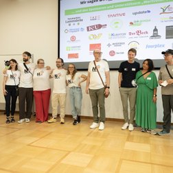 SustaiNable Conference 2024. Alle ehrenamtlichen Teammitglieder auf der Bühne