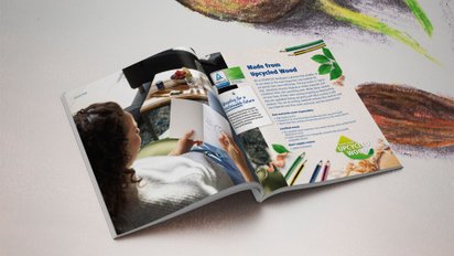 Blick in eine aufgeschlagene Broschüre zum Nachhaltigkeitskonzept von Staedtler