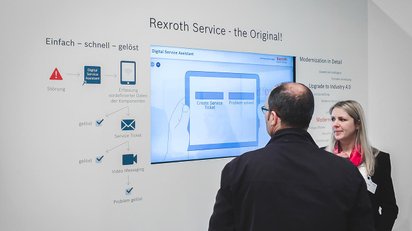 Besuchende am Messestand von Bosch Rexroth in Hannover
