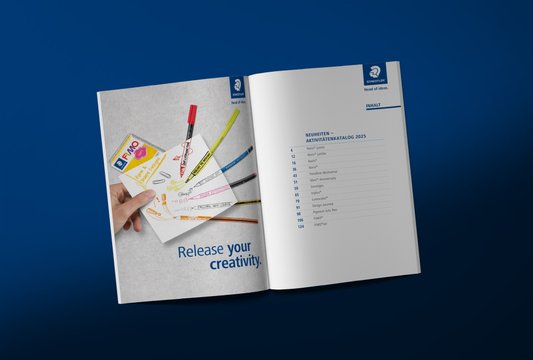 Aufgeschlagener Neuheitenkatalog von Staedtler