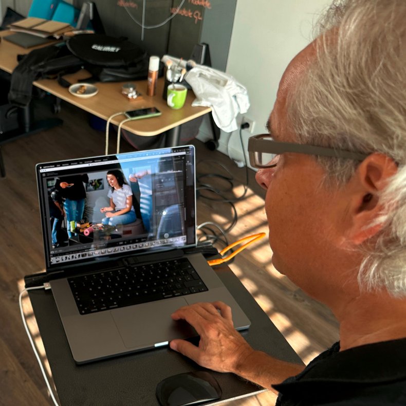 Der Fotograf bei der Arbeit beim Fotoshooting