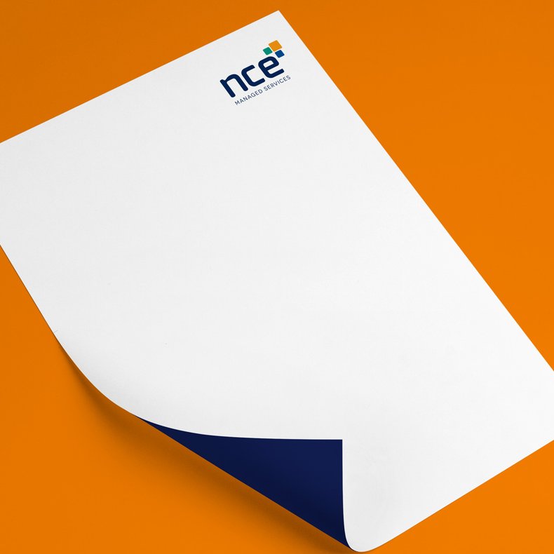 Briefpapier von nce auf orangener Fläche