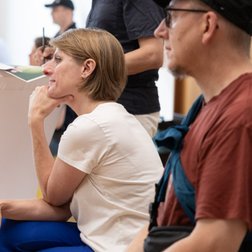  Dorothee Brommer hört im Publikum zu.