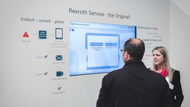 Besuchende am Messestand von Bosch Rexroth in Hannover