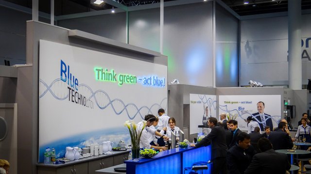Blick auf die Theke des Messestands