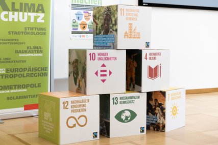 SustaiNable Conference 2024. Mehrere Würfel mit den Nachhaltigkeitszielen