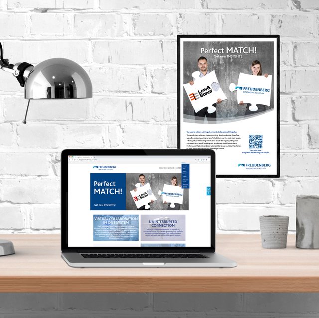 Poster der Integrationskampagne hängt an der Wand. Auf einem Laptop ist der Newsletter der Kampagne geöffnet.