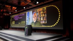 Tim Jackson hält eine Laudatio bei der Awardshow des German Design Awards 
