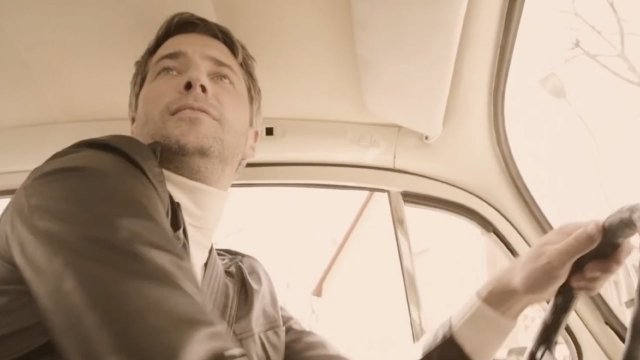 Man sieht den Fahrer des Käfers beim Einparken. 