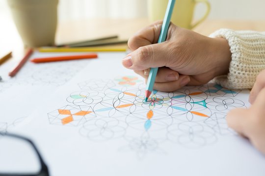 Ein Mandala wird mit Buntstiften ausgemalt. Ein Prozess, der Kreativität fördern kann.