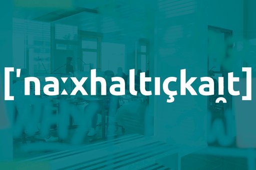 Nachhaltigkeit steht in Lautschrift auf einer grünen leicht transparenten Fläche. Im Hintergrund sieht man das Büro von da kapo.