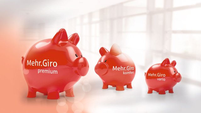 Drei rote Sparschweine der Sparkasse Fürth stehen nebeneinander