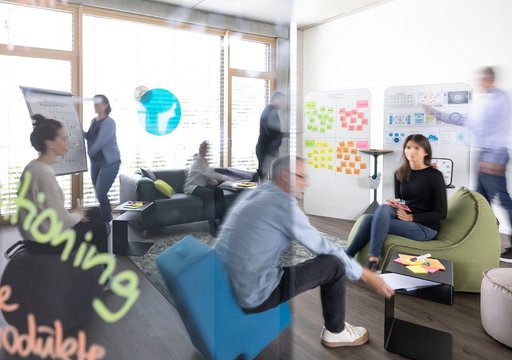Mitarbeitende von da kapo in der Kreativecke beim Brainstorming