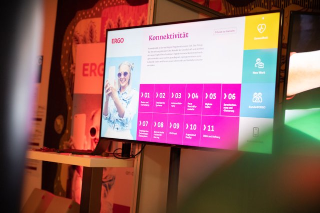 Monitor am Stand der ERGO auf der Langen Nacht der Wissenschaften in Nürnberg.