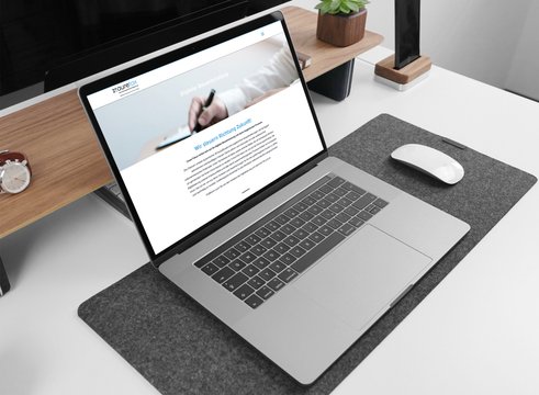 Ein offener Laptop zeigt eine Unterseite der auretax Website
