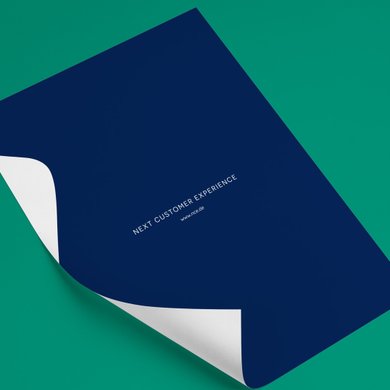 Rückseite des Briefpapiers von nce auf grüner Fläche