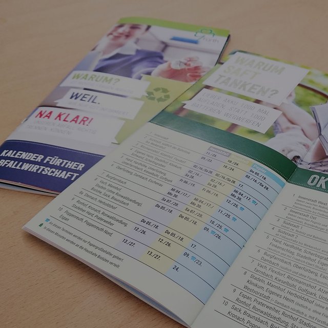 Der Abfallkalender der Stadt Fürth liegt offen auf einem Tisch