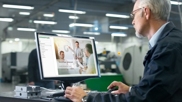 Ein Ingenieur sieht sich die E-Learning-Module von Schaeffler auf seinem Computer an