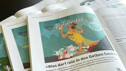 Ein Kaiser sieht sich im Spiegel an und posiert stolz mit seinen neuen Kleidern aus Müllsäcken