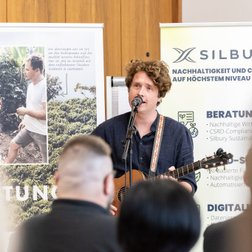 Erik Stenzel spielt Gitarre