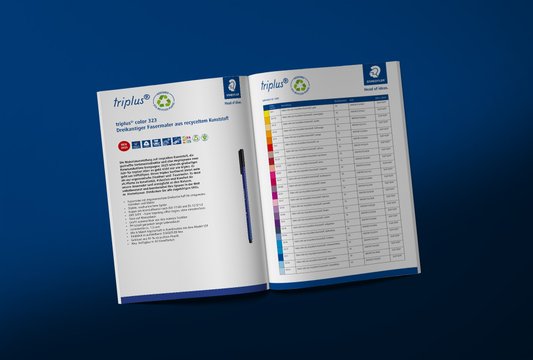 Neuheitenkatalog von Staedtler liegt aufgeschlagen da