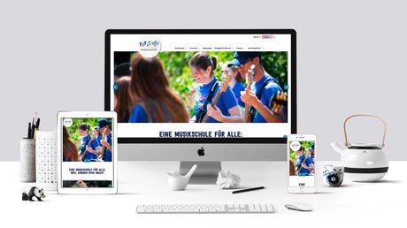 Die neue Webseite der Musikschule Fürth auf einem Desktop-Monitor, einem Tablet und einem Smartphone