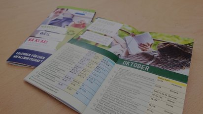 Der Abfallkalender der Stadt Fürth liegt offen auf einem Tisch