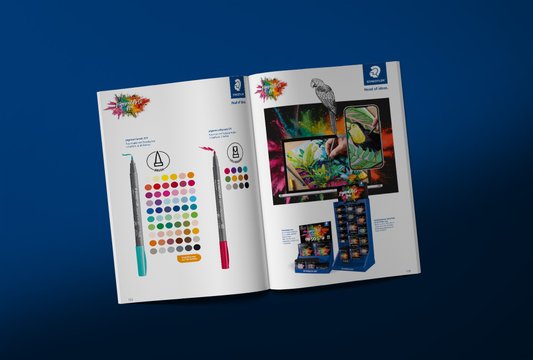 Aufgeschlagener Seiten des Neuheitenkatalog von Staedtler
