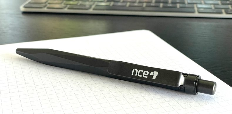 Schwarzer Kugelschreiber mit weißem, aufgedruckten nce Logo