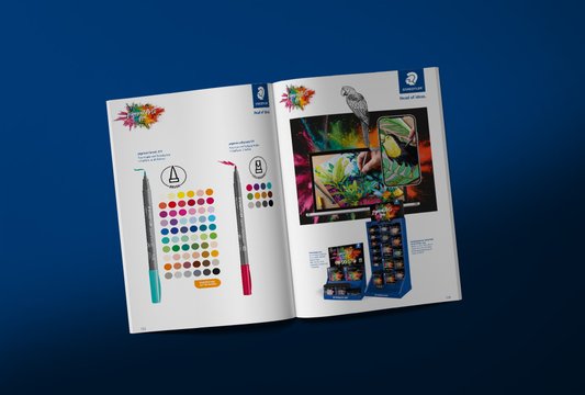 Aufgeschlagener Seiten des Neuheitenkatalog von Staedtler