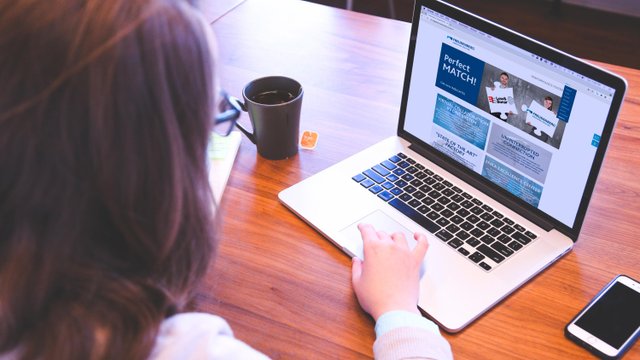 Infoletter der Integrationskampagne wird auf einem Laptop gelesen
