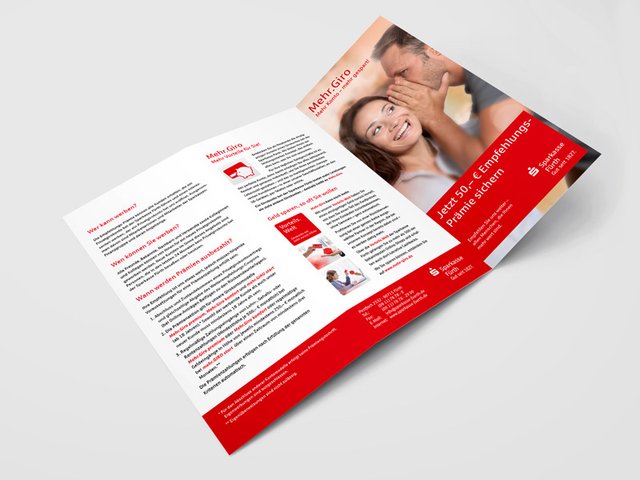 Ein aufgeschlagener Flyer zum Mehr Giro Konzept der Sparkasse Fürth