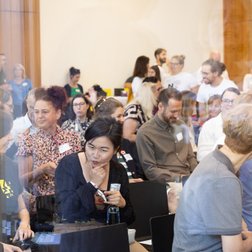 Publikum findet sich im Feuerbachsaal ein. 