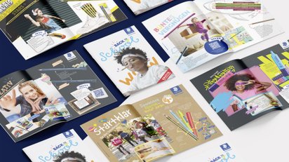 Verschiedene Innenseiten des Back to School Katalogs zeigen die bunte, vielfältige Gestaltung 