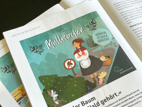 Müllmärchen Motiv zum Märchen Rotkäppchen. Dieser wird der Weg mit einem Baum versperrt.
