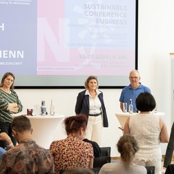 SustaiNable Conference 2024. Vortragende der Session Engagement verbindet stellen sich den Fragen des Publikums