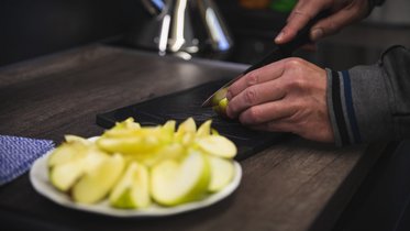 Ein Apfel wird als gesunde Mahlzeit in der da kapo Küche zubereitet