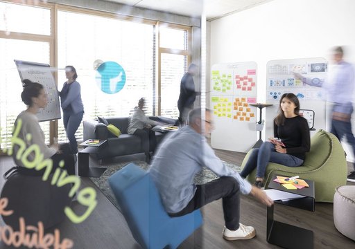 Mitarbeitende von da kapo in der Kreativecke beim Brainstorming