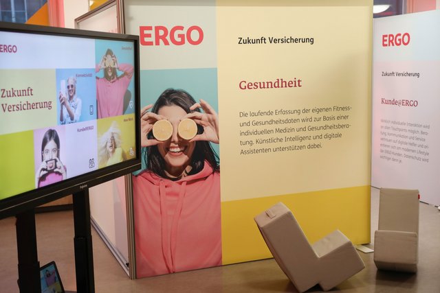 Infotafeln am Stand der ERGO auf der Langen Nacht der Wissenschaften in Nürnberg.