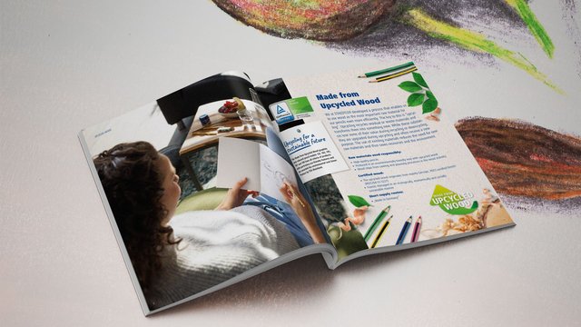 Blick in eine aufgeschlagene Broschüre zum Nachhaltigkeitskonzept von Staedtler